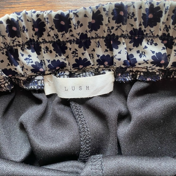 Lush lace trim floral print shorts - Picture 7 of 8